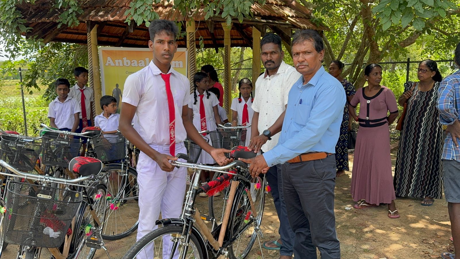 வறுமையை கடந்து கல்வி நோக்கி — மாணவர்களுக்கு துவிச்சக்கர வண்டிகள் வழங்கி வைப்பு.