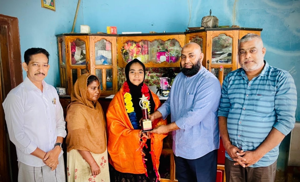 இளம் சாதனை மாணவியின் வீடு தேடி சென்று கெளரவித்த அஷ்ரப் தாஹிர் எம்.பி!