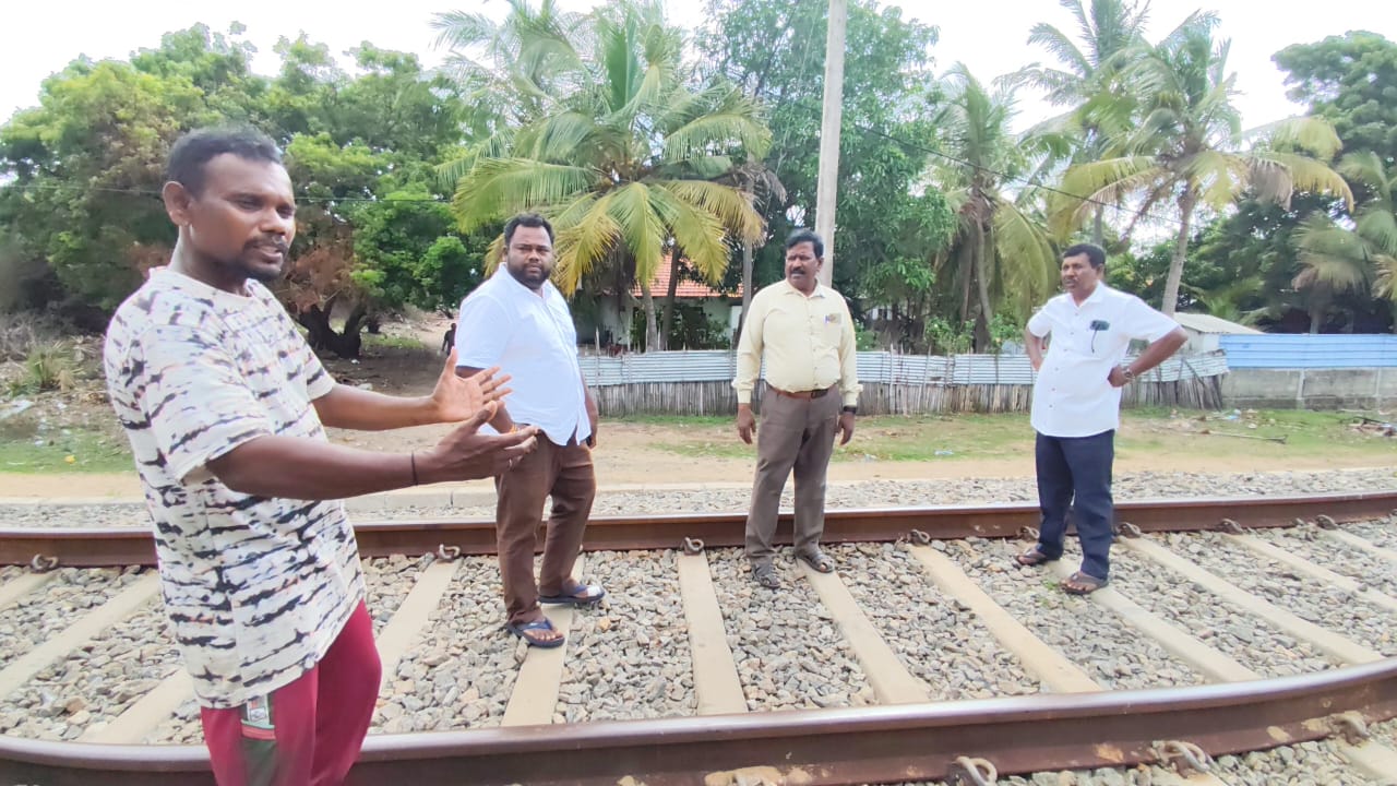 புகையிரதக் கடவையின்மையால் போக்குவரத்து இடர்பாட்டினை எதிர்கொள்ளும் பேசாலை மக்கள்; நிலமைகளை நேரில் சென்று ஆராய்ந்தார் ரவிகரன் எம்.பி