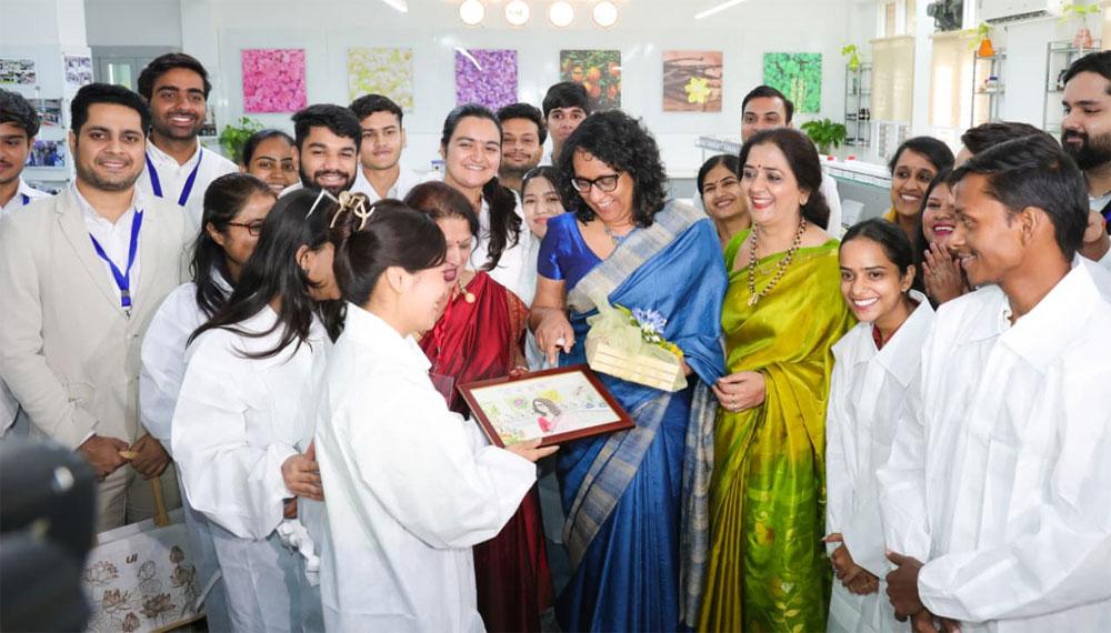 பிரதமருக்கு அன்பான வரவேற்பு...