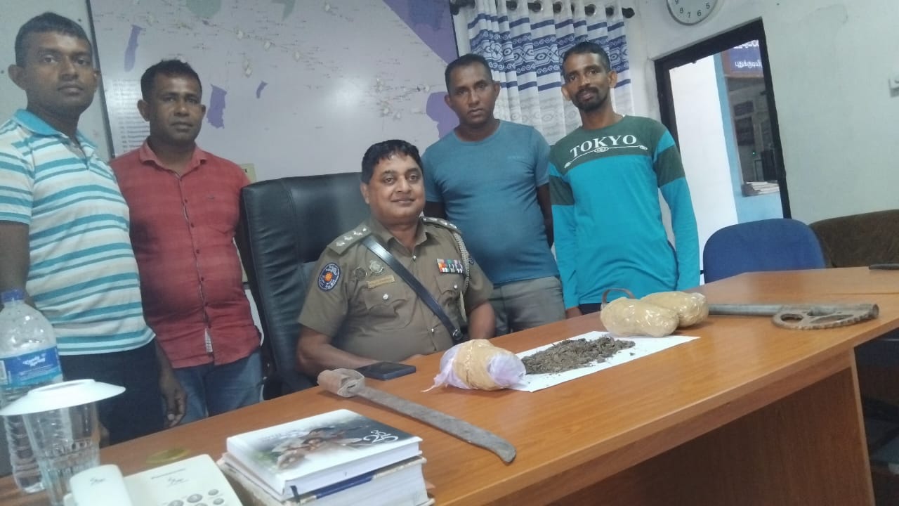 மூங்கிலாறில் கஞ்சா விற்பனை – 24 வயது இளைஞன் வாள்களுடன் கைது