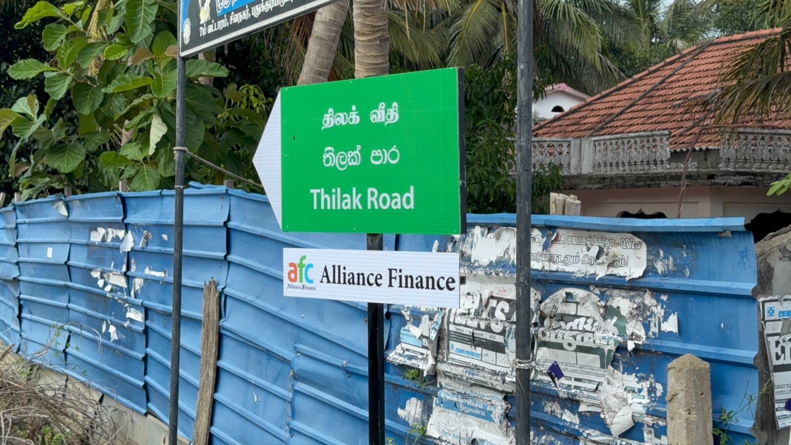 பொதுமக்கள் வீதிகளை அடையாளம் காண கடினமாக இருந்த நிலையில் புதுக்குடியிருப்பில் பெயர்பலகையை நாட்டும் திட்டம்