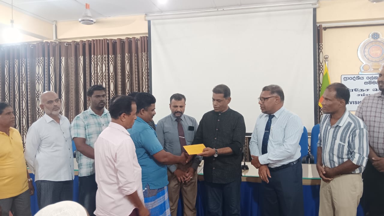 சம்மாந்துறையில் வாழ்வாதார உதவிகள் வழங்கி வைப்பு