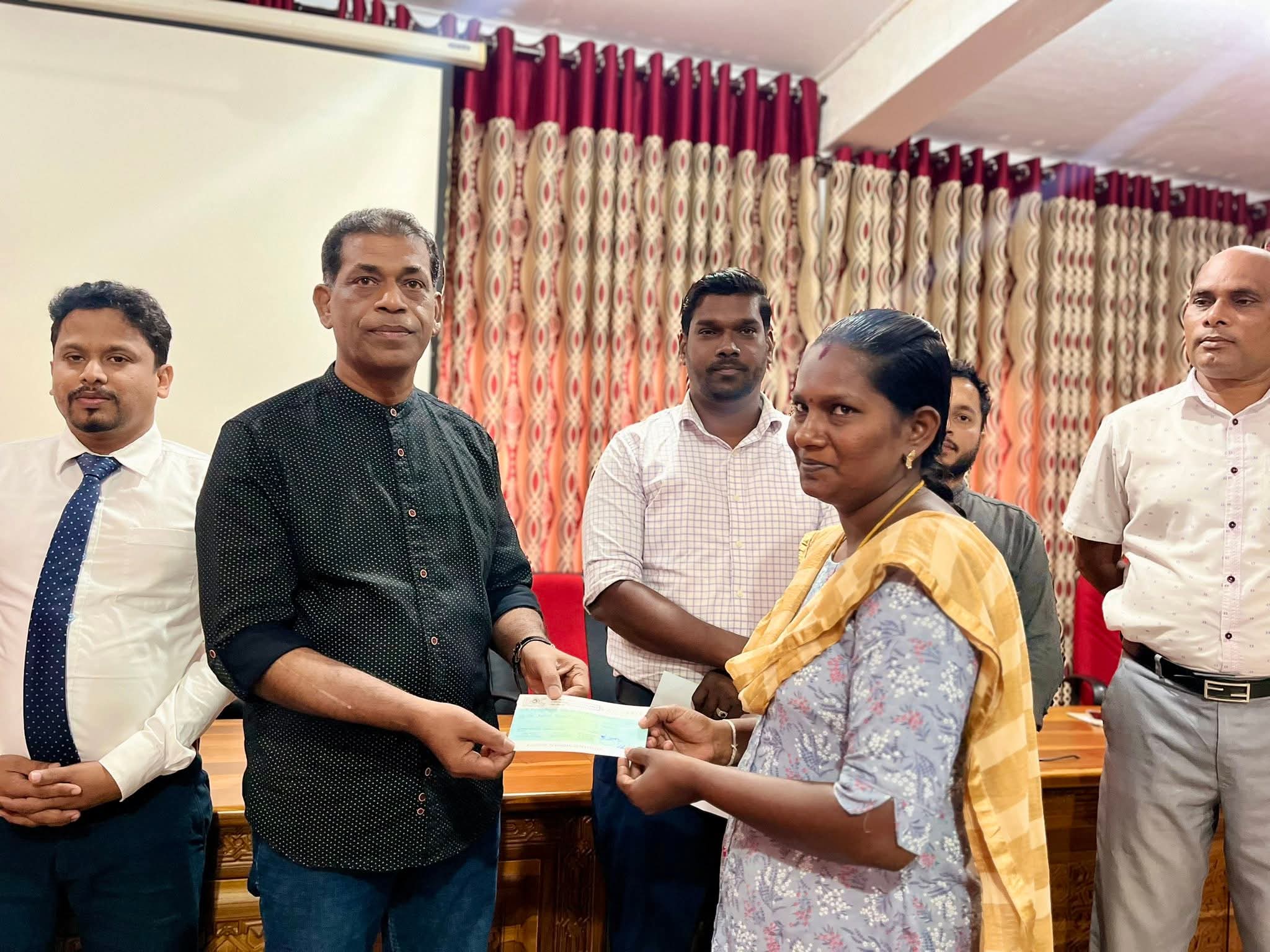 சாய்ந்தமருதில் தெரிவு செய்யப்பட்ட பயனாளிகளுக்கு 2ஆம் கட்ட காசோலைகள் வழங்கி வைப்பு