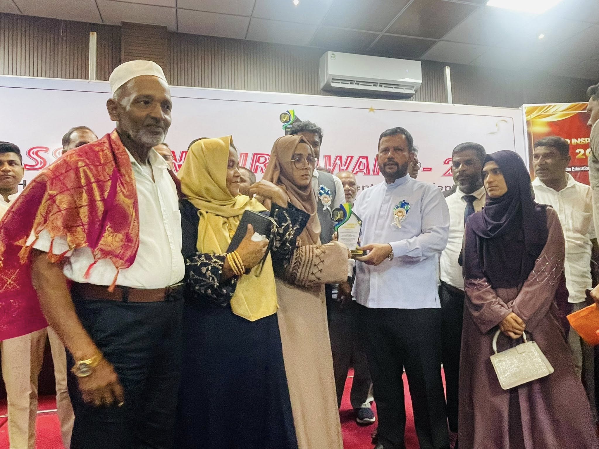 திறமையான மாணவர்களை கௌரவிக்கும் நிகழ்வு : மக்கள் காங்கிரஸ் தலைவர் ரிசாத் பதியுதீன் பிரதம அதிதியாக பங்கேற்றார்