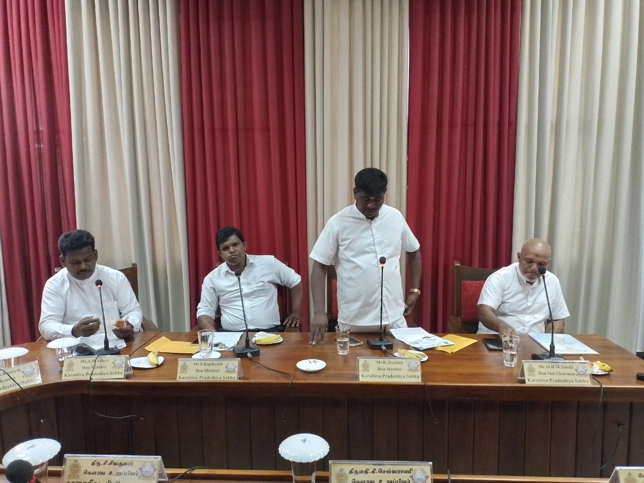 மாவீரர்களுக்கு மௌன அஞ்சலி செலுத்தி காரைதீவு பிரதேச சபை அமர்வு கூடியது : மக்களின் பிரச்சினைகள் பலதும் ஆராய்வு !