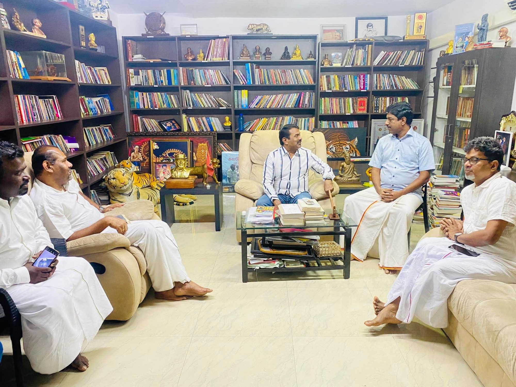 தமிழகம் சென்றுள்ள கஜேந்திரகுமார் தலைமையிலான குழு சீமானுடன் சந்திப்பு