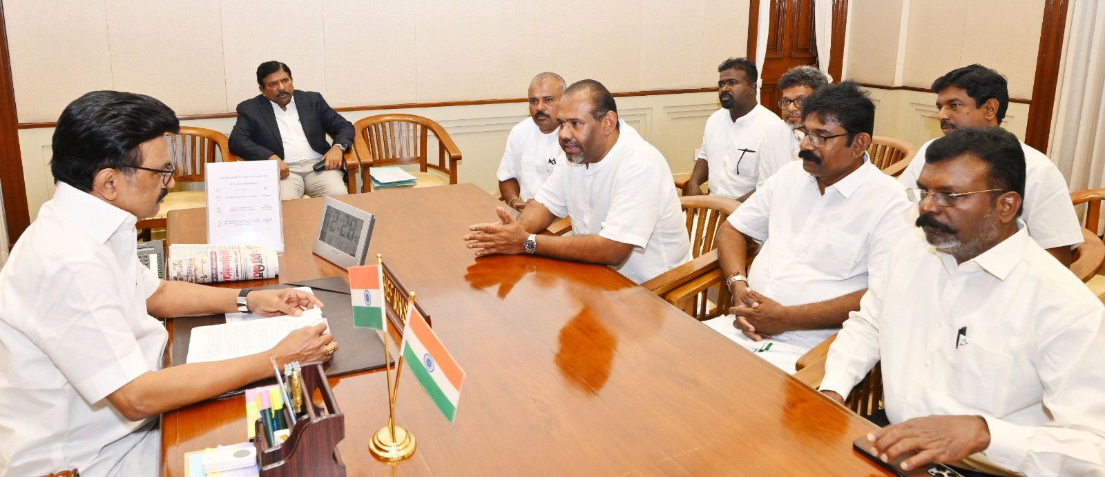 தமிழக முதலமைச்சருக்கும் தேசிய மக்கள் முன்னணி கட்சி தலைவருக்குமிடையில் சந்திப்பு