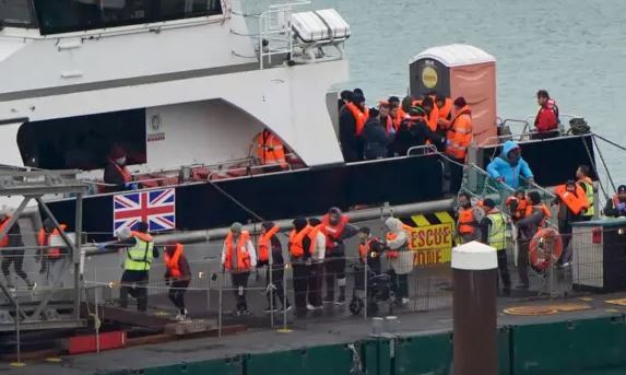 800க்கும் மேற்பட்ட அகதிகள் ஆங்கிலக் கால்வாயைக் கடந்து சாதனை!