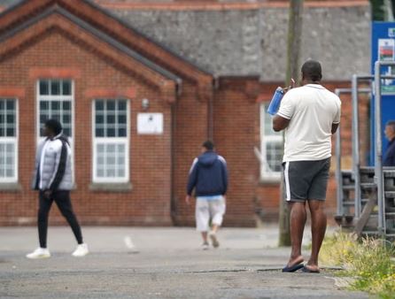 பிரித்தானியாவில் புகலிட கோரிக்கையாளர்களை இராணுவ முகாம்களில் தங்கவைக்கும் திட்டம்