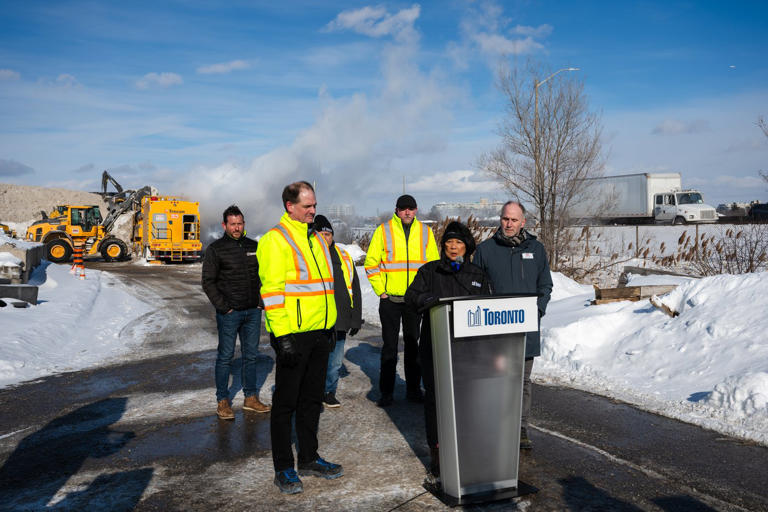 டொராண்டோவில் பனிப்புயலுக்குப் பின் நடைபாதைகளைச் சுத்தம் செய்வதில் முன்னேற்றம் தேவை!
