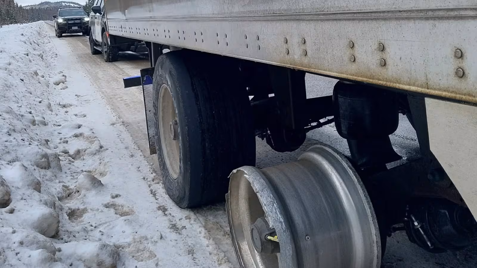 Tire இன்றி 100 கி.மீ தூரம் பயணித்த பாரவூர்தி; சாரதி மற்றும் நிறுவனம் மீது வழக்குப்பதிவு!