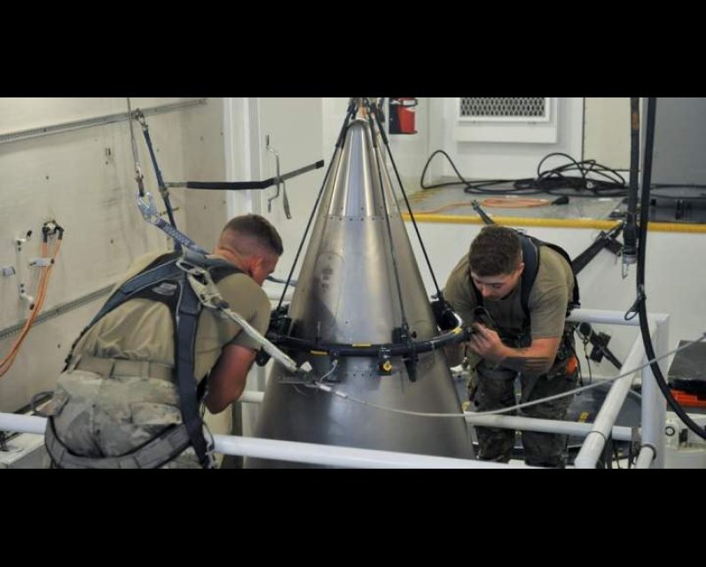 கனடா அணு ஆயுதங்களை வைத்திருக்க வேண்டுமா?