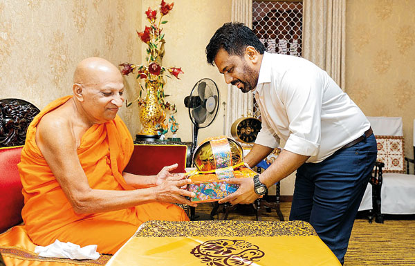 ஜனாதிபதி 'பௌத்த மதத்திற்கு தலைவணங்கும்' ஒரு தலைவர்