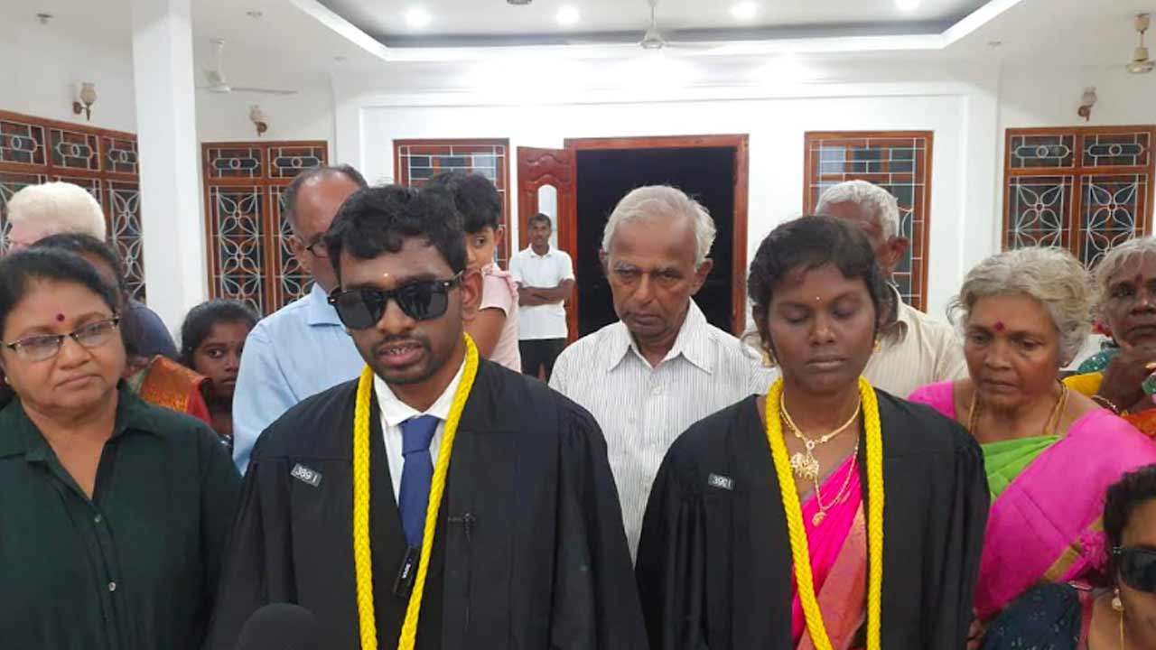 யாழ். பல்கலைக்கழக பட்டமளிப்பில் பார்வைத்திறனற்ற இரு மாணவர்களால் நெகிழ்ச்சி!