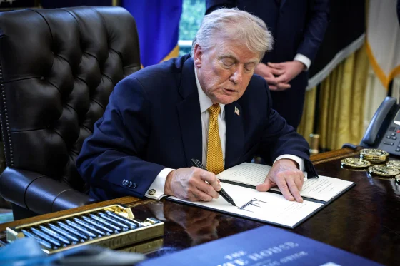 அமெரிக்க டொலர் நோட்டுகளில் ட்ரம்ப்பின் கையொப்பம்: பதவியில் இருக்கும் ஜனாதிபதி ஒருவருக்குக் கிடைக்கும் முதல் கௌரவம்!