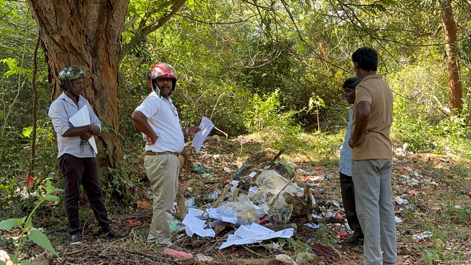 புதுக்குடியிருப்பு பிரதேச சபையின் அதிரடி நடவடிக்கை: குப்பை கொட்டியவர்களை அடையாளம் காண ஆவணங்கள் கைப்பற்றல்