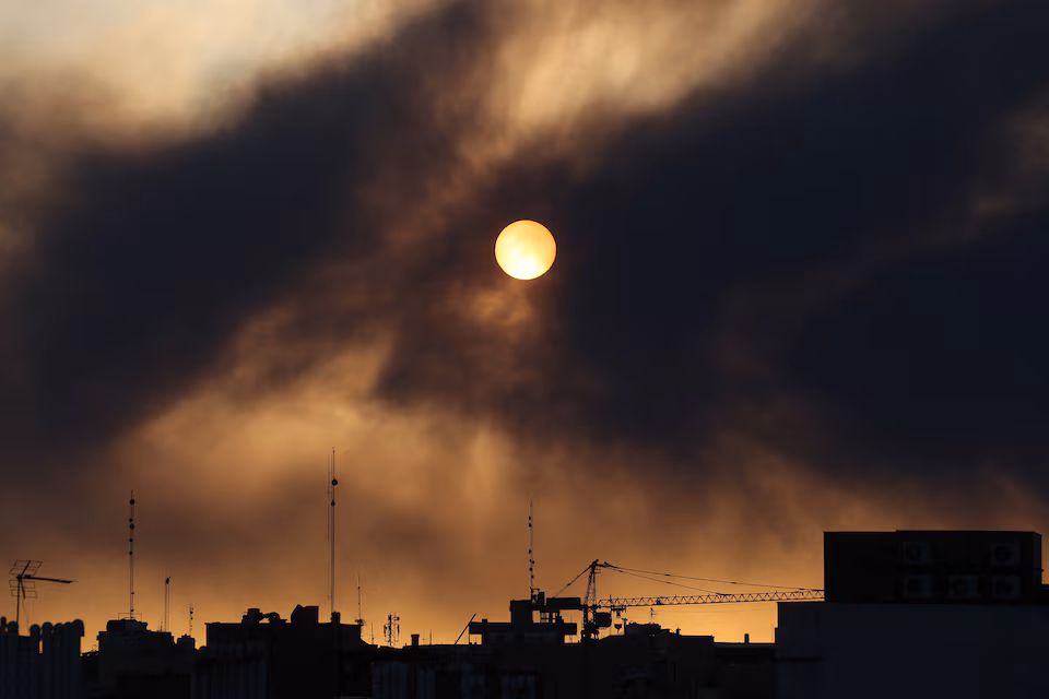 ஈரான் மீது இஸ்ரேல் மற்றும் அமெரிக்காவின் வான்வழித் தாக்குதல்கள்; உலக சந்தையில் எண்ணெய் விலை உயர்வு, பங்குகள் சரிவு!