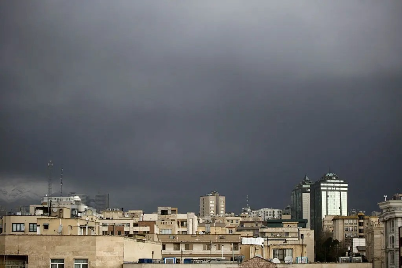 தெஹ்ரானின் வான்பரப்பில் நச்சுப் புகைமூட்டம்: அமில மழை அச்சத்தில் ஈரான் மக்கள்!