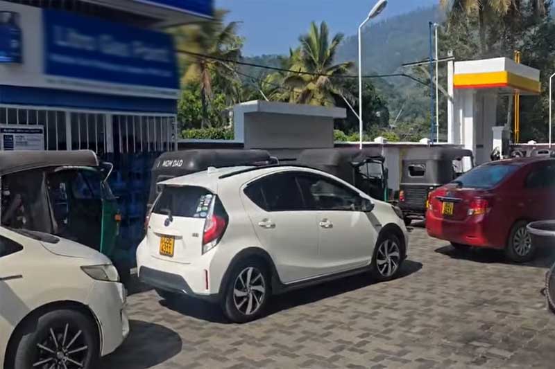 இலங்கையில் மீண்டும் வரிசை யுகம்; அவசியமற்ற பதற்றம் வேண்டாமென அரசாங்கம் அறிவிப்பு!