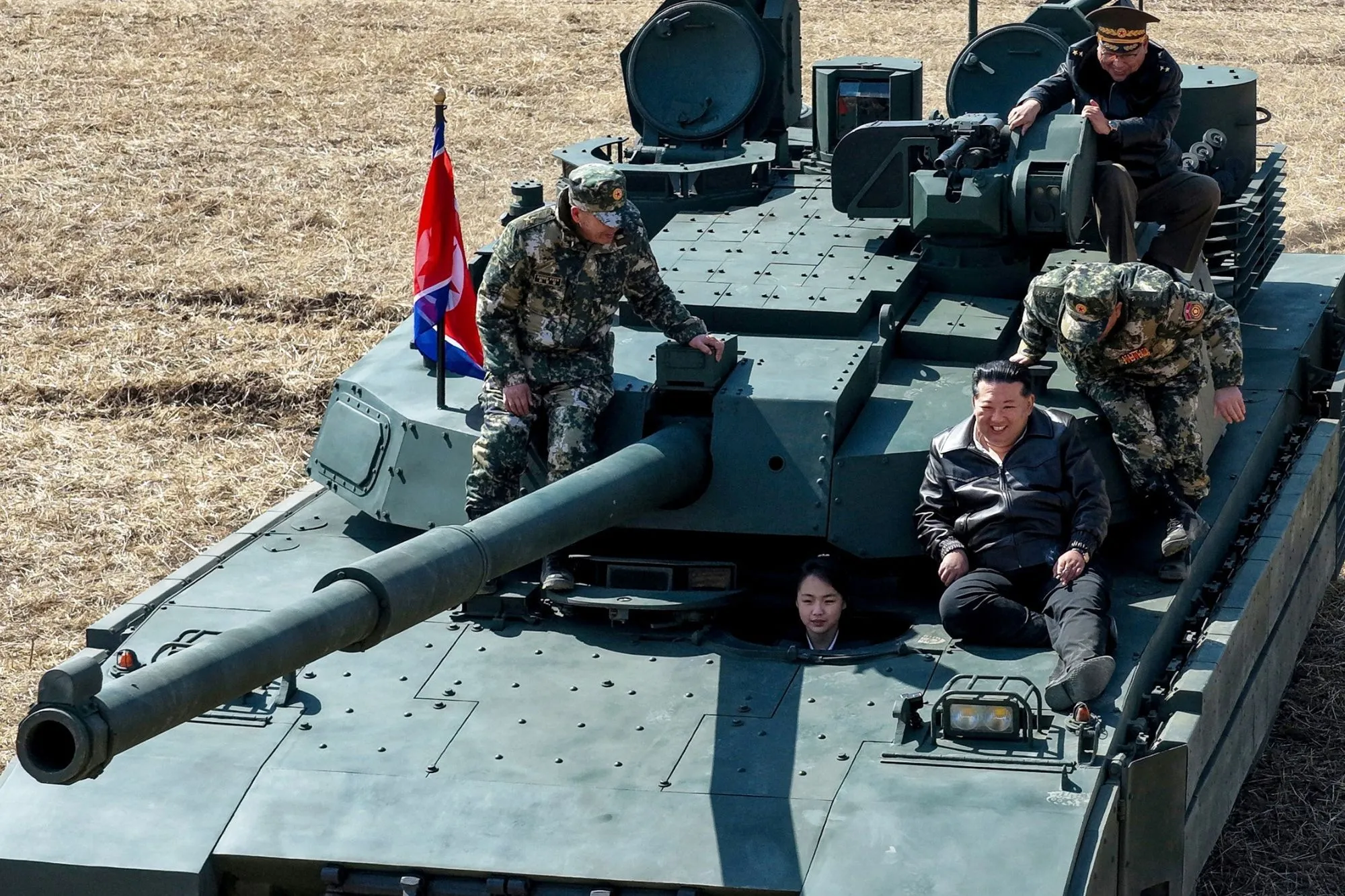 யுத்தத் தாங்கியை ஓட்டிய கிம் ஜொங்-உன்னின் மகள்; வடகொரியாவின் அடுத்த வாரிசு இவர்தானா?