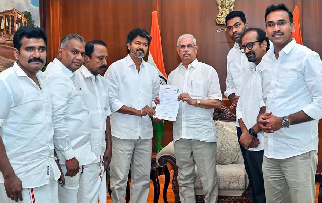 ஆட்சி அமைக்க உரிமை கோரினார் விஜய்: திட்டமிட்டபடி இன்று பதவியேற்பு விழா இல்லை!  