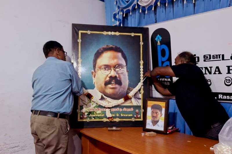 கொல்லப்பட்டு 21 ஆண்டுகள் கடந்தும் நீதி கிடைக்காத ஊடகவியலாளர் சிவராமுக்கு வடக்கு கிழக்கில் நினைவேந்தல்!  